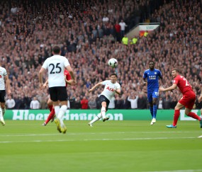 体育赛事-包含精彩足球比赛现场观众激情澎湃，场面热烈的词条